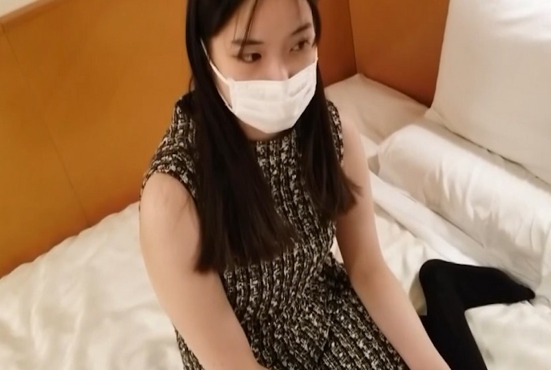 FC2-4595990 [中出] 玩弄模特级苗条美丽已婚妇女的美丽身体，然后中出她美丽的无毛小穴。 素人